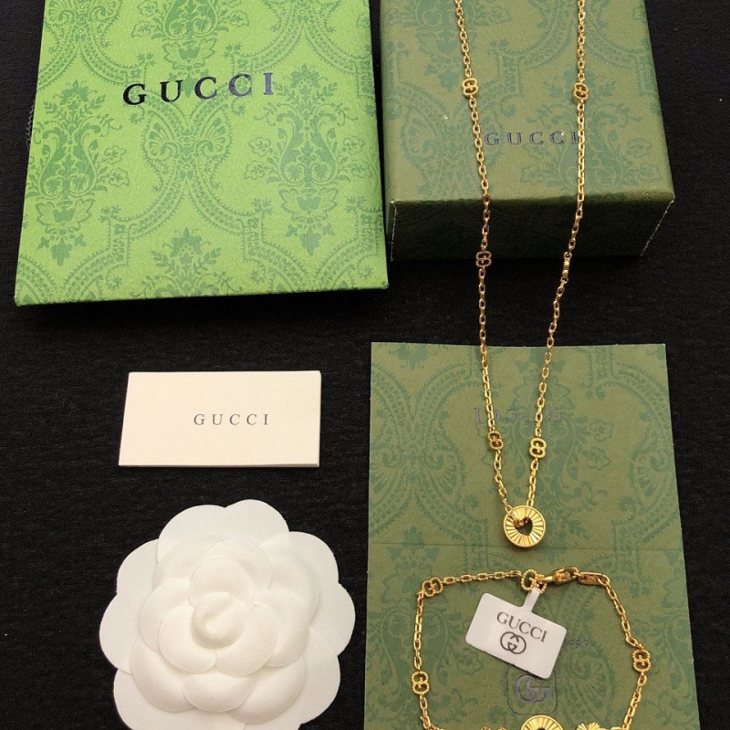 G*u*i necklaces